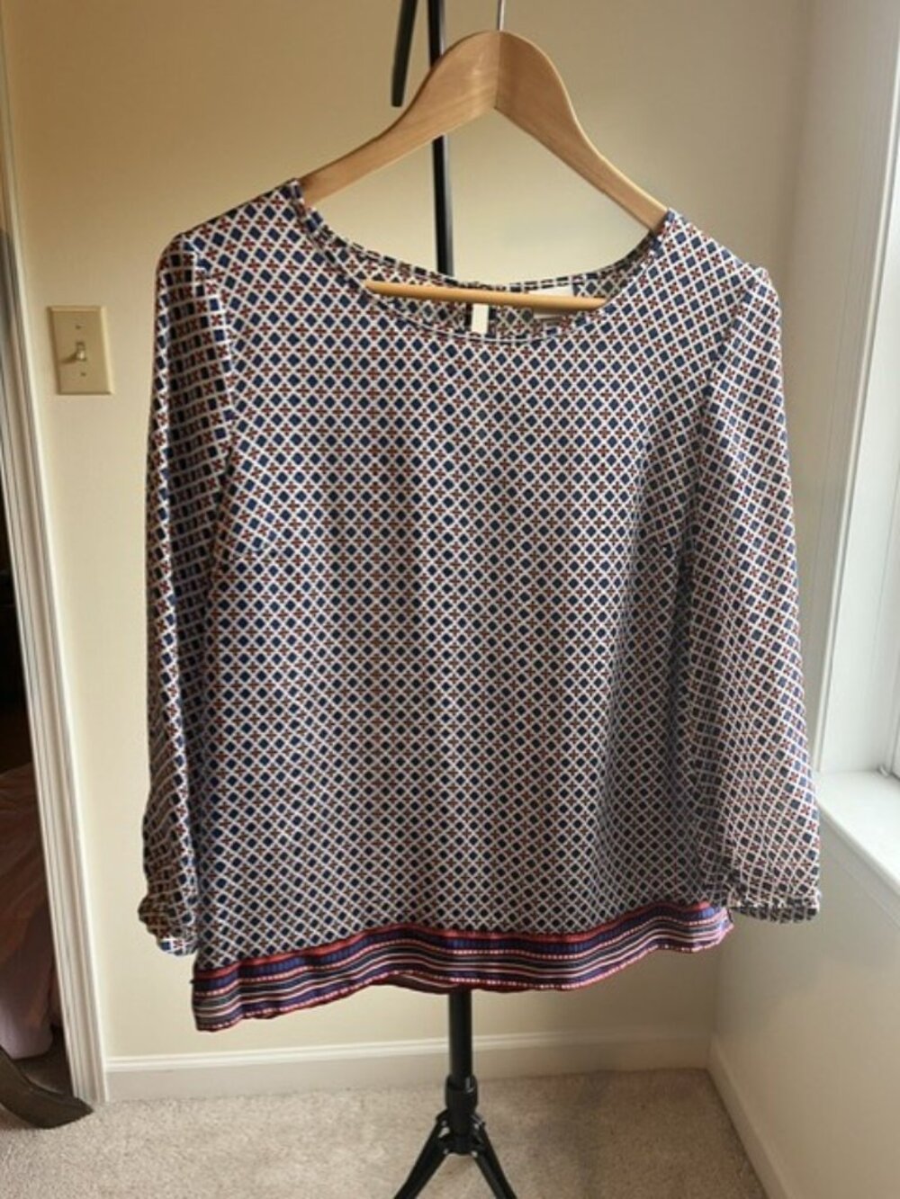 Merona Geometric Print Blouse Women's Medium Blue Red White Silky Feel Top M
